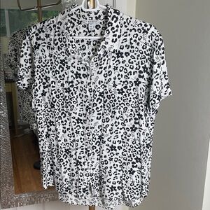 Tribal Women’s Casual Black & White Leopard Print Short-Sleeve Shirt, M